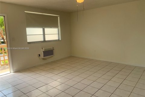 Condo in Miami, Florida, 1 bedroom  № 2076751 - photo 18