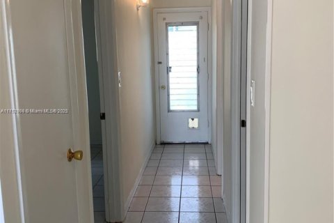 Condo in Miami, Florida, 1 bedroom  № 2076751 - photo 25
