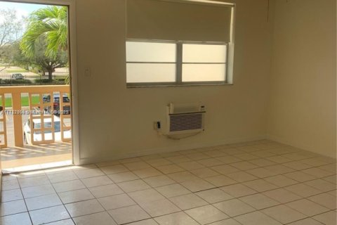 Condo in Miami, Florida, 1 bedroom  № 2076751 - photo 19