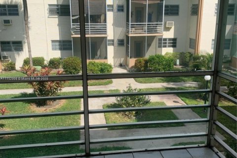 Condo in Miami, Florida, 1 bedroom  № 2076751 - photo 2