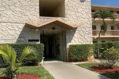 Condo in Miami, Florida, 1 bedroom  № 2076751 - photo 12