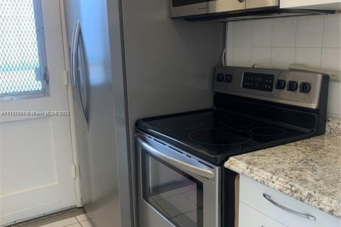 Condo in Miami, Florida, 1 bedroom  № 2076751 - photo 23