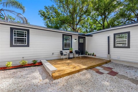 House in Tampa, Florida 3 bedrooms, 112.41 sq.m. № 2206827