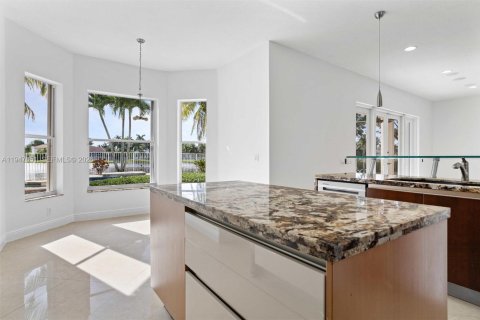 Снять в аренду виллу или дом в Уэстон, Флорида 5 спален, 369.66м2, № 2003766 - фото 15