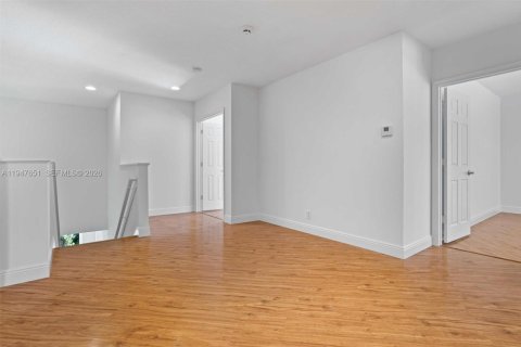 Снять в аренду виллу или дом в Уэстон, Флорида 5 спален, 369.66м2, № 2003766 - фото 21