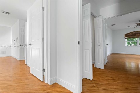Снять в аренду виллу или дом в Уэстон, Флорида 5 спален, 369.66м2, № 2003766 - фото 24