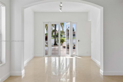 Снять в аренду виллу или дом в Уэстон, Флорида 5 спален, 369.66м2, № 2003766 - фото 5