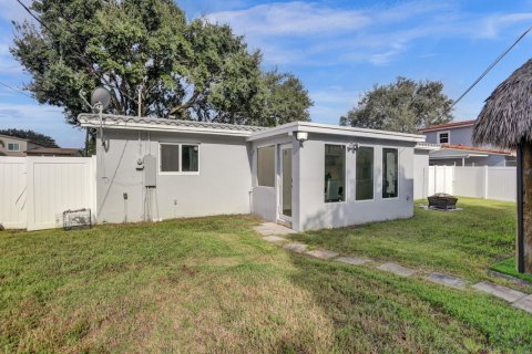 Casa en alquiler en Pembroke Pines, Florida, 3 dormitorios, 122.72 m2 № 1154343 - foto 1