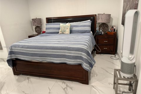 Villa ou maison à vendre à Hollywood, Floride: 4 chambres, 151.06 m2 № 2025657 - photo 16