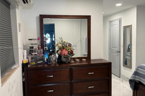 Villa ou maison à vendre à Hollywood, Floride: 4 chambres, 151.06 m2 № 2025657 - photo 11