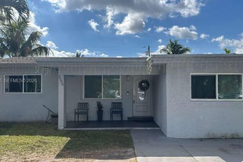 Villa ou maison à vendre à Hollywood, Floride: 4 chambres, 151.06 m2 № 2025657 - photo 1