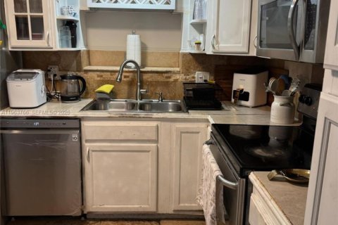 Villa ou maison à vendre à Hollywood, Floride: 4 chambres, 151.06 m2 № 2025657 - photo 13