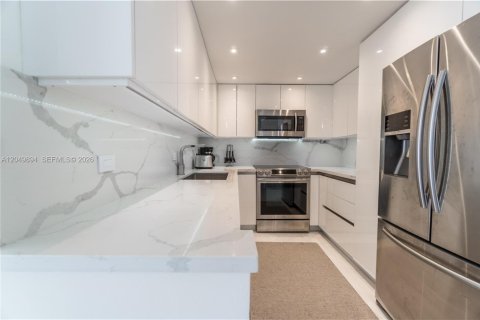 Condo in Aventura, Florida, 2 bedrooms № 2193481 - photo 4