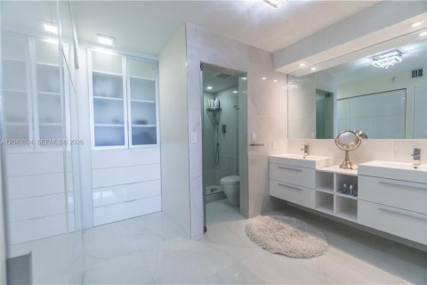 Condo in Aventura, Florida, 2 bedrooms № 2193481 - photo 14