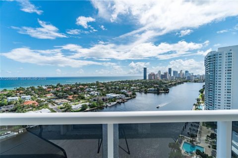 Condo in Aventura, Florida, 2 bedrooms № 2193481 - photo 5