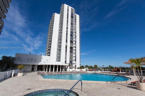 Condo in Aventura, Florida, 2 bedrooms № 2193481 - photo 25