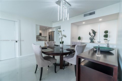Condo in Aventura, Florida, 2 bedrooms № 2193481 - photo 13