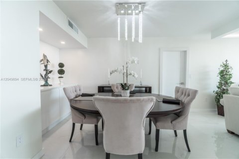 Condo in Aventura, Florida, 2 bedrooms № 2193481 - photo 16