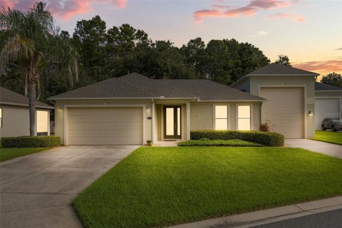 House in Leesburg, Florida 2 bedrooms, 161.46 sq.m. № 2394086