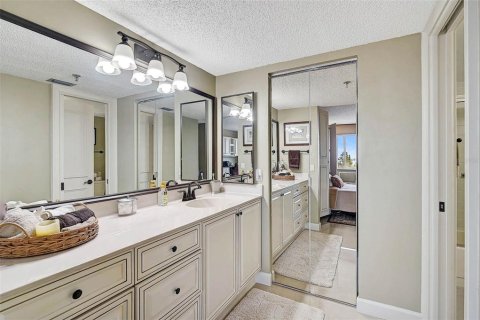 Condo in Saint Petersburg, Florida, 2 bedrooms  № 1759879 - photo 19