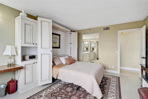 Condo in Saint Petersburg, Florida, 2 bedrooms  № 1759879 - photo 17