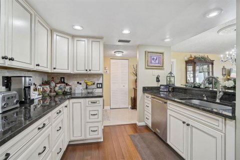 Condo in Saint Petersburg, Florida, 2 bedrooms  № 1759879 - photo 9