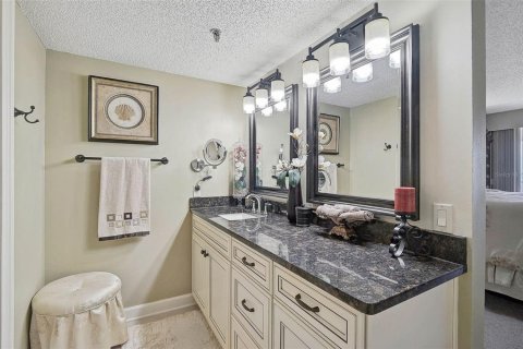 Condo in Saint Petersburg, Florida, 2 bedrooms  № 1759879 - photo 25