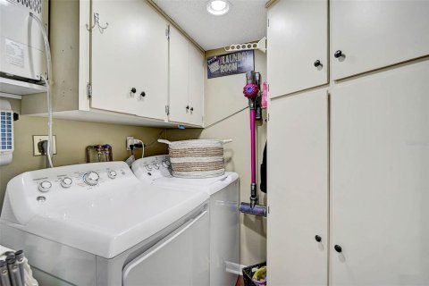 Condo in Saint Petersburg, Florida, 2 bedrooms  № 1759879 - photo 11