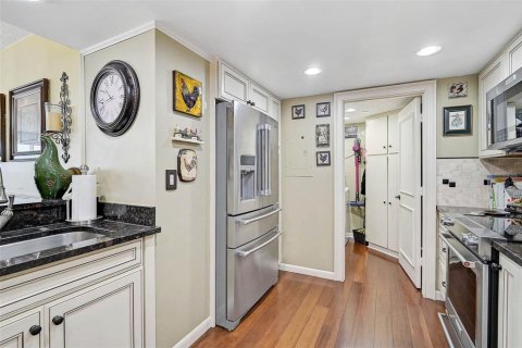 Condo in Saint Petersburg, Florida, 2 bedrooms  № 1759879 - photo 8