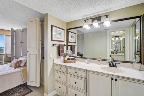 Condo in Saint Petersburg, Florida, 2 bedrooms  № 1759879 - photo 20