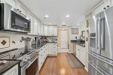 Condo in Saint Petersburg, Florida, 2 bedrooms  № 1759879 - photo 10