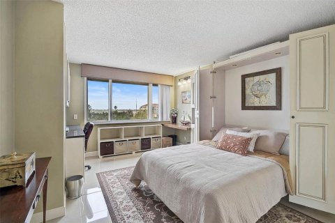Condo in Saint Petersburg, Florida, 2 bedrooms  № 1759879 - photo 16