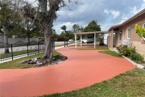 House in Cutler Bay, Florida 3 bedrooms, 109.16 sq.m. № 2036574