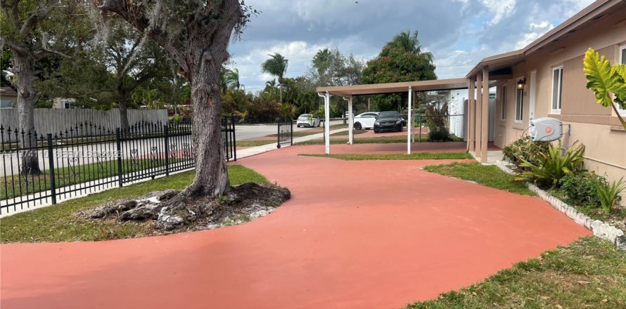 House in Cutler Bay, Florida 3 bedrooms, 109.16 sq.m. № 2036574