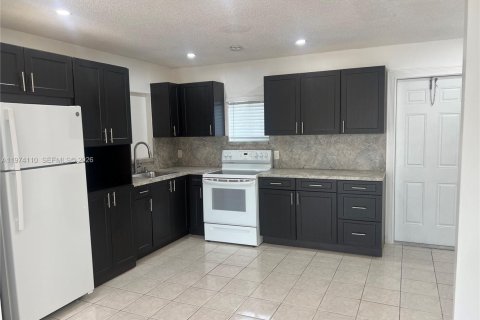 House in Cutler Bay, Florida 3 bedrooms, 109.16 sq.m. № 2036574 - photo 10