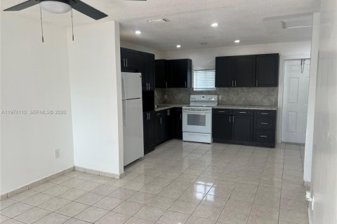 House in Cutler Bay, Florida 3 bedrooms, 109.16 sq.m. № 2036574 - photo 12