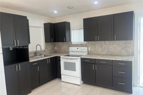 House in Cutler Bay, Florida 3 bedrooms, 109.16 sq.m. № 2036574 - photo 16