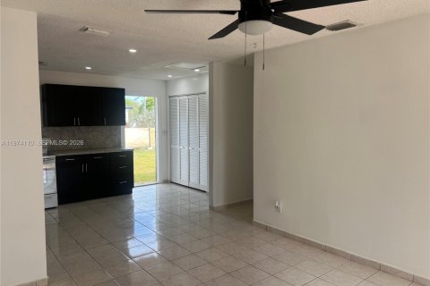 House in Cutler Bay, Florida 3 bedrooms, 109.16 sq.m. № 2036574 - photo 13