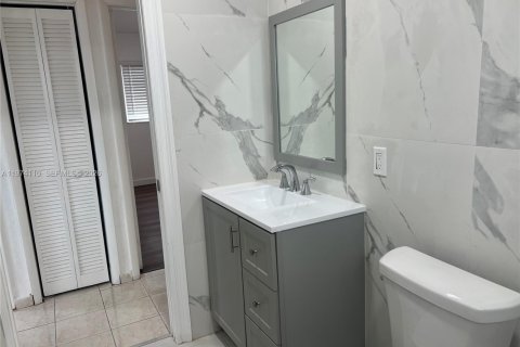 House in Cutler Bay, Florida 3 bedrooms, 109.16 sq.m. № 2036574 - photo 24