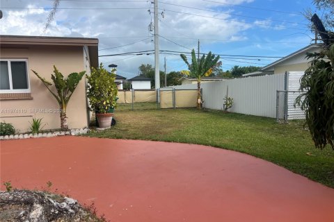 House in Cutler Bay, Florida 3 bedrooms, 109.16 sq.m. № 2036574 - photo 6