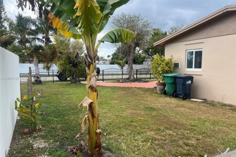 House in Cutler Bay, Florida 3 bedrooms, 109.16 sq.m. № 2036574 - photo 30