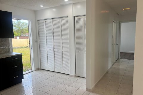 House in Cutler Bay, Florida 3 bedrooms, 109.16 sq.m. № 2036574 - photo 14