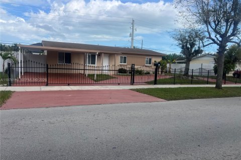 House in Cutler Bay, Florida 3 bedrooms, 109.16 sq.m. № 2036574 - photo 2