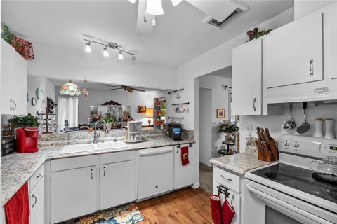 Condo in Lakeland, Florida, 2 bedrooms  № 1900971 - photo 11