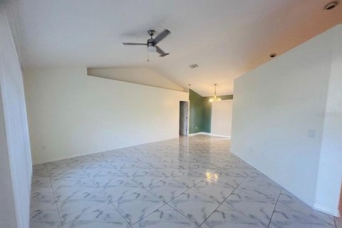 Villa ou maison à louer à Spring Hill, Floride: 3 chambres, 146.32 m2 № 2111696 - photo 4