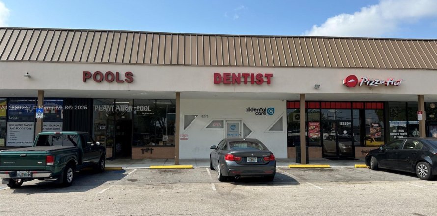 Commercial property in Sunrise, Florida № 1840844