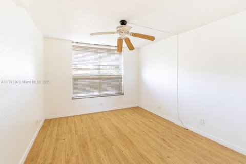 Condominio en venta en Lauderhill, Florida, 3 dormitorios, 162.58 m2 № 1964184 - foto 18