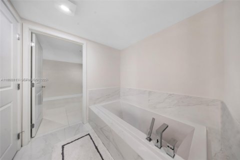 Copropriété à louer à Sunny Isles Beach, Floride: 2 chambres, 144.28 m2 № 2079988 - photo 26