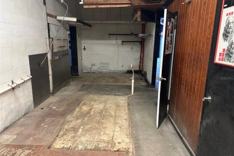 Propiedad comercial en alquiler en Gainesville, Florida, 464.51 m2 № 910265 - foto 9