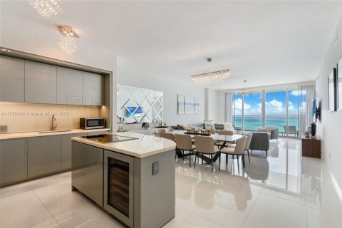 Copropriété à louer à Sunny Isles Beach, Floride: 3 chambres, 210.98 m2 № 1705726 - photo 1